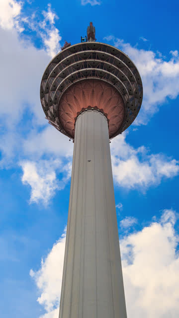 Menara-Kuala-Lumpur-(KL-Tower)-von-Malaysia-4K-Zeitraffer-(vertikale-Bildschirm)