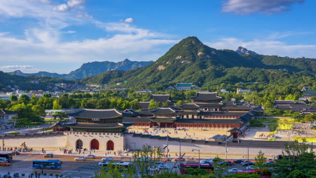 Time-lapse-of-Gyeongbokgung-palace-and-traffic-speeds-of-car-light-in-Seoul,South-Korea.Zoom-in