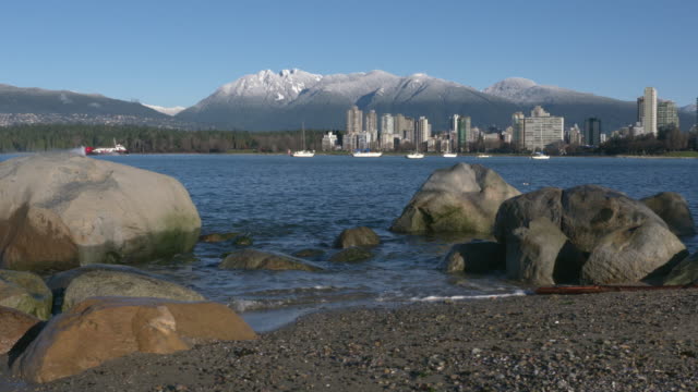 Torres-de-Vancouver,-guardacostas-aerodeslizador,-English-Bay-Shore