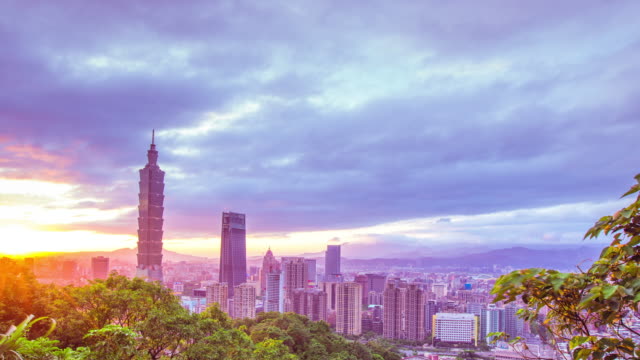 Zeitraffer---schöne-Wolkengebilde-über-Taipei,-Taiwan-bei-Sonnenuntergang---4K