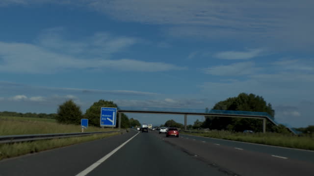 Conducción-de-autopista-M61-en-Inglaterra-borrosa