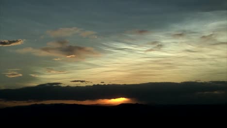 sun-setting-behind-clouds-timelapse