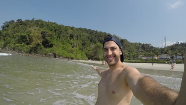 Junge-brasilianische-Kerl-nehmen-eine-Selfie-am-Strand