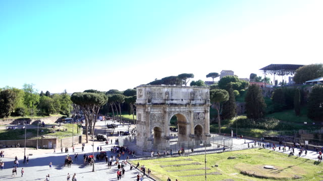 Wonderful-view-of-Arch-of-Constantine-with-tourists--Rome,-Italy