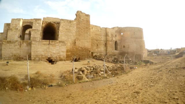 grande-pero-antiguo-castillo-destruido-al-sudeste-de-Turquía,-en-la-frontera-con-Siria
