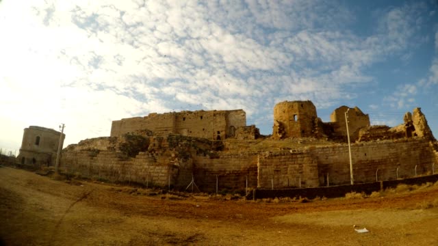 ancient-half-ruined-castle-on-the-south-east-of-Turkey,-on-the-border-with-Syria