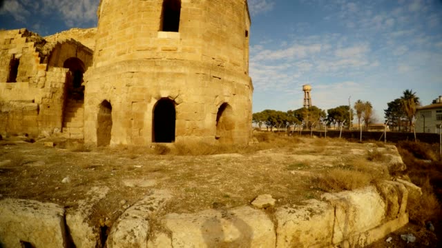 Torre-de-un-edificio-antiguo-destruido-en-la-frontera-entre-Siria-y-Turquía