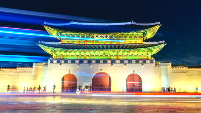 4K,-Time-lapse--Gyeongbokgung-palace-in-Seoul-city-and-traffic-at-night-of-South-korea