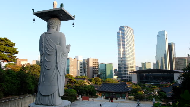 Bongeunsa-Tempel-oder-Gyeonseongsa-Tempel-entstand-im-10.-Jahr-der-Herrschaft-des-Silla-Königs-Weongseong.-Das-Wahrzeichen-dieses-Tempels-ist-Guanyin-Statue-auf-der-Spitze