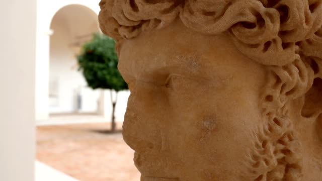 close-up-on-Roman-statue