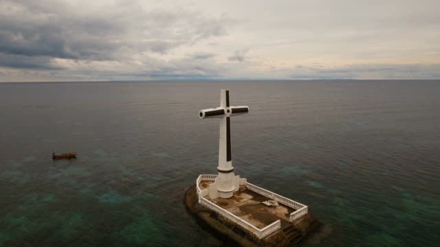 Católica-cruz-en-el-mar