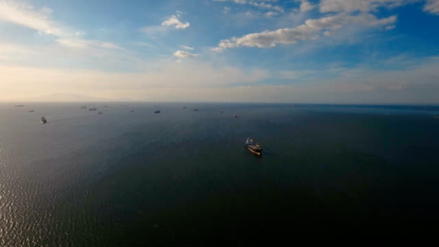 Buques-de-carga-aéreas-anclan-en-el-mar.-Filipinas,-Manila
