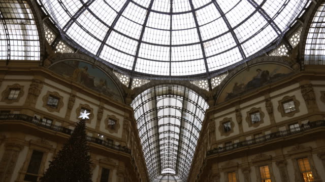 Christmas-lights-and-Tree-under-Galleria-Vittorio-Emanuele,-Milan
