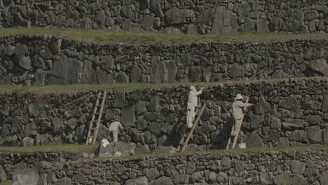 Arbeiter-reparieren-Terrassen-am-Machu-Picchu-Peru-mit-Hitzewellen.