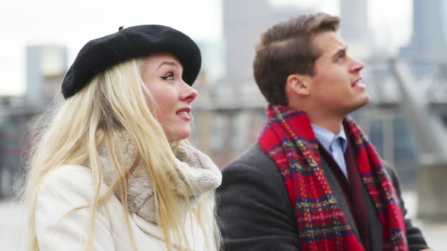 Young-Tourist-Couple-Visiting-London-In-Winter