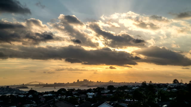 dramatischen-Sonnenuntergang-Wolkengebilde-Zeitraffer-in-generischen-modernen-Stadtbild
