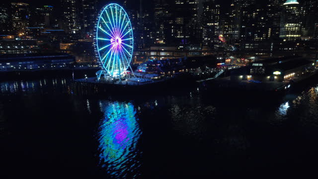 City-Nacht-Waterfront-Zeitraffer-mit-bunten-Lichtreflexion
