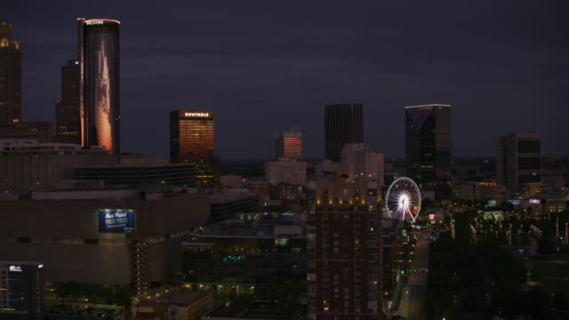 Luftaufnahme-der-Innenstadt-von-Atlanta-in-der-Abenddämmerung.
