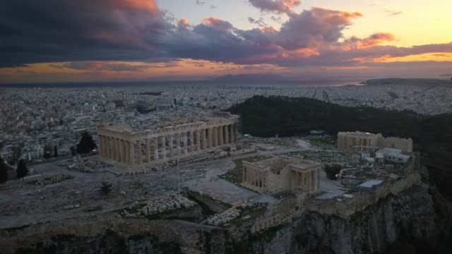 Luftaufnahme-der-Akropolis-von-Athen-bei-Sonnenuntergang