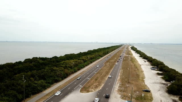 Florida-highway-between-St-Petersburg-and-Tampa