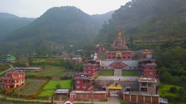 Ansicht-der-Statue-Tempel-von-Guru-Padmasambhava,-Kathmandu-Tal,-Nepal---16.-Oktober-2017