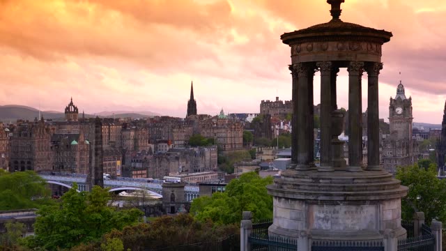 Vista-panorámica-de-la-ciudad-de-Edimburgo-al-atardecer,-Escocia,-Reino-Unido,