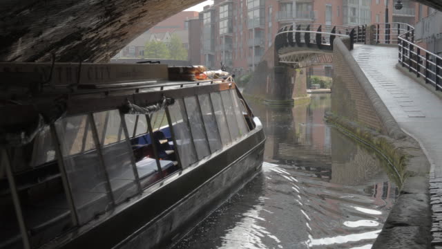 Barcaza-pasando-por-debajo-de-un-puente-y-hacia-el-centro-de-la-ciudad-de-Birmingham.