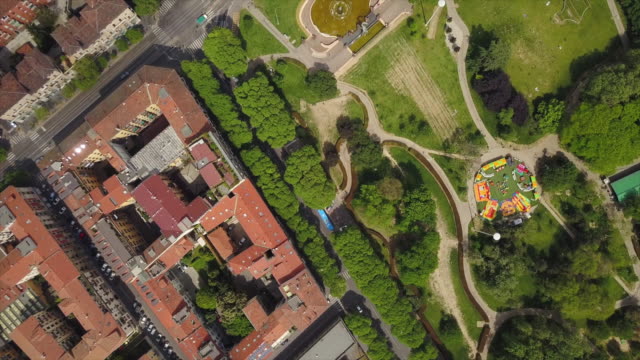 cuadras-de-la-ciudad-del-Milán-de-Italia-día-soleado-Parque-antena-lateral-Vista-4k-para-abajo
