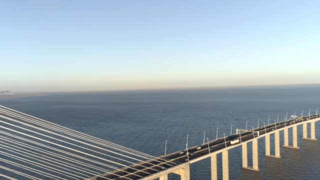 Video-de-Drone-aéreo-de-Ponte-Vasco-da-Gama-Bridge-con-los-coches-pasando-por