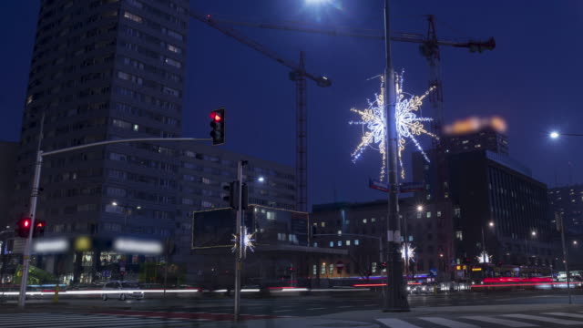 Nacht-Zeitraffer-der-belebten-Straße-mit-Weihnachtsschmuck-in-Warschau