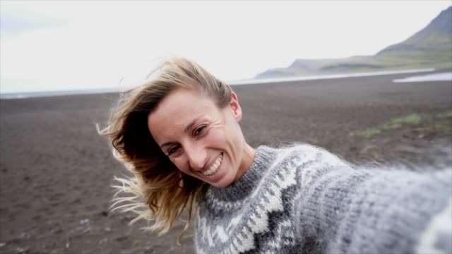 Selfie-retrato-de-mujer-turista-en-playa-de-arena-negra-en-Islandia---Viajes-video-Slow-motion-gente-feliz-concepto