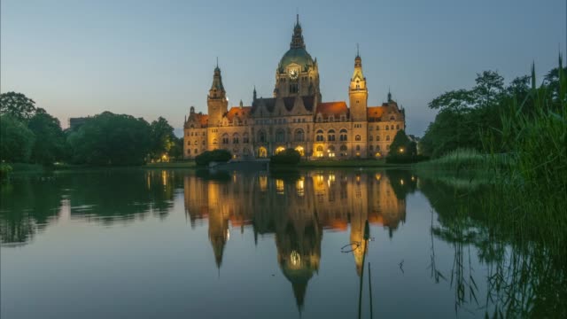 New-City-Hall-of-Hannover-reflecting-in-water-in-the-evening.-Time-lapse.