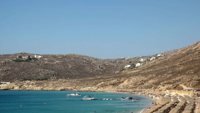 große-Neigung-nach-unten-Schuss-auf-den-beliebten-Elia-Strand-auf-Mykonos,-Griechenland