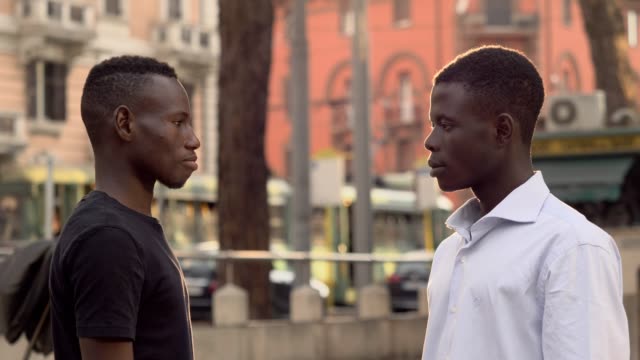 Perfil-de-jóvenes-sonriendo-a-hombres-africanos-saludo-en-la-calle.-Amistad,-etnia