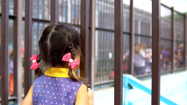 Kleines-Mädchen-in-den-Zoo.