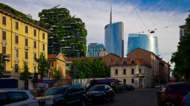 Italia-día-luz-Milán-ciudad-bloque-moderno-tráfico-panorama-calle-4k-timelapse