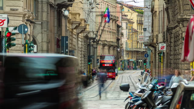 Italien-Mailand-Stadt-Tag-berühmten-befahrenen-Straße-Panorama-4k-Zeitraffer