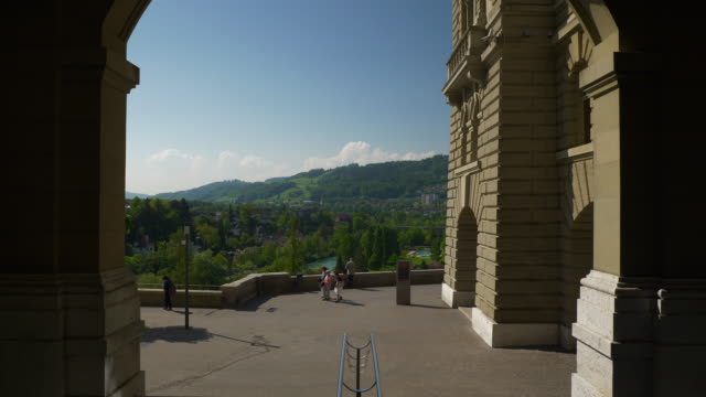Punto-de-vista-famosa-del-día-soleado-de-la-ciudad-de-Suiza-Berna-panorama-caminata-4k