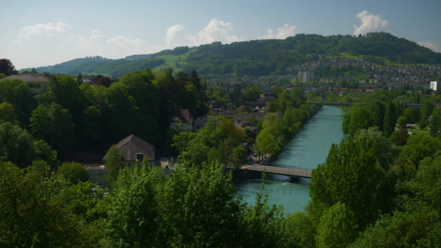 Der-Schweiz-sonnigen-Bern-Stadt-berühmten-Aussichtspunkt-Fluss-Panorama-4k