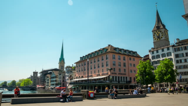 der-Schweiz-Sonnentag-Zürich-Stadt-berühmten-Fluss-Fußgängerbrücke-Panorama-4k-Zeitraffer