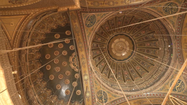 Pfanne-von-der-Decke-der-Alabaster-Moschee-in-Kairo