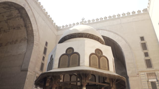 schräg-nach-unten-Schuss-eines-Brunnens-bei-Sultan-Hasan-Moschee-in-Kairo