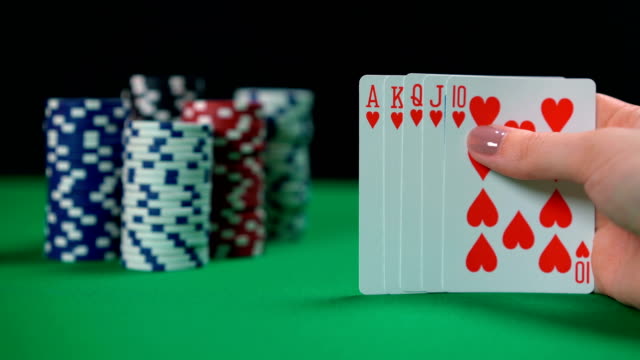 Spieler-halten-Royal-Flush,-Preisgeld-zu-gewinnen.-Poker-Hintergrund,-Kartenspiele