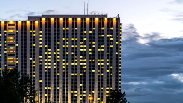 Beleuchteten-Fenstern-des-Hotels,-Zeitraffer