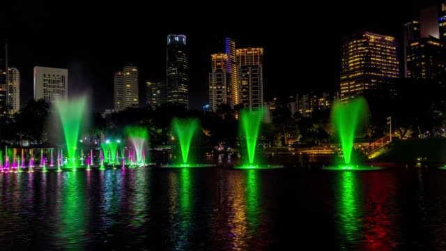 Timelapse-Nacht-Beleuchtung-berühmten-Unterhaltungsmusik-Brunnen-zeigen-Panorama-Kuala-Lumpur-Malaysia-4K