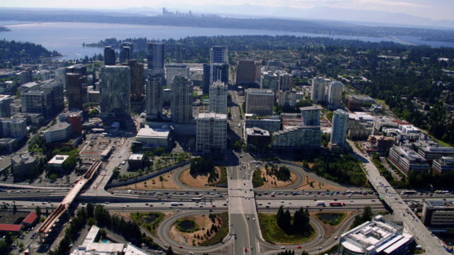 Vista-de-helicóptero-de-Bellevue-Washington-Skyline-con-fondo-de-Seattle