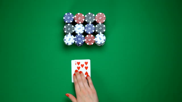 Poker-Spieler,-Royal-Flush,-Glück-Karten,-erfolgreiches-Spiel-enthüllt.-Ansicht-von-oben