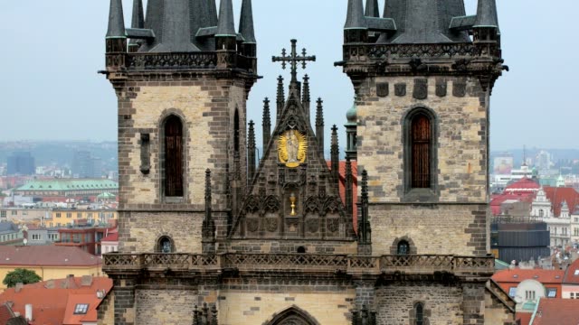 Nahaufnahme-der-Türme-der-Kirche-der-Mutter-Gottes-vor-Tyn-in-Prager-Altstadt-tagsüber