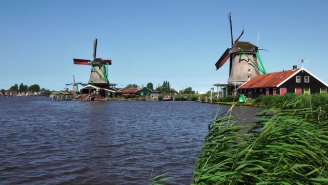 Traditional-windmills,-Zaanse-Schans,-in-Zaandam,-tourist-destination-near-Amsterdam,-Netherlands