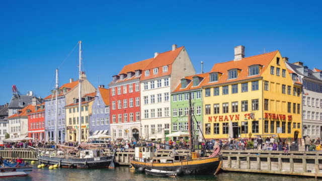 Menschen-sind-unterwegs-bei-Nyhavn-in-Kopenhagen-Stadt,-Dänemark-Timelapse-4-K